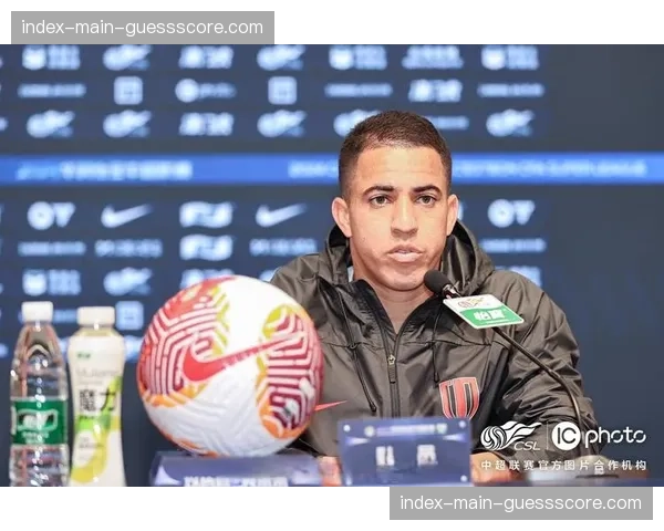 “足球进校园”活动走进成都小学,蓉城球员担任一日教练 “足球进校园”活动走进成都小学,蓉城球员担任一日教练